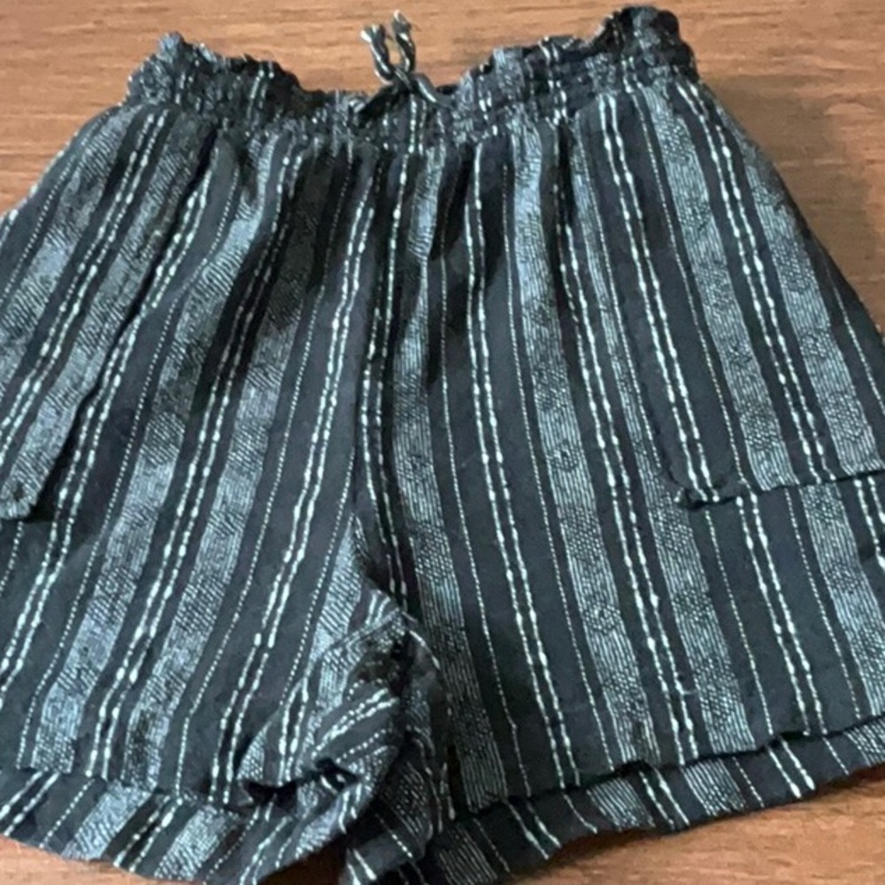 Time and Tru Black and White Linen Blend Shorts with Relaxed Fit